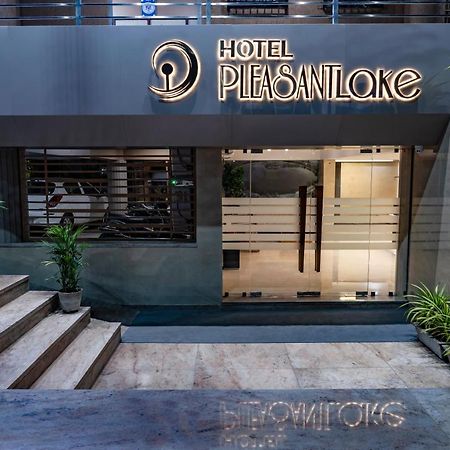 Hotel Pleasant Lake Ahmadabad Zewnętrze zdjęcie