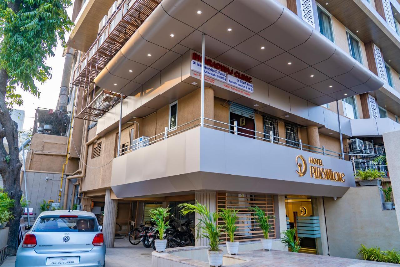 Hotel Pleasant Lake Ahmadabad Zewnętrze zdjęcie