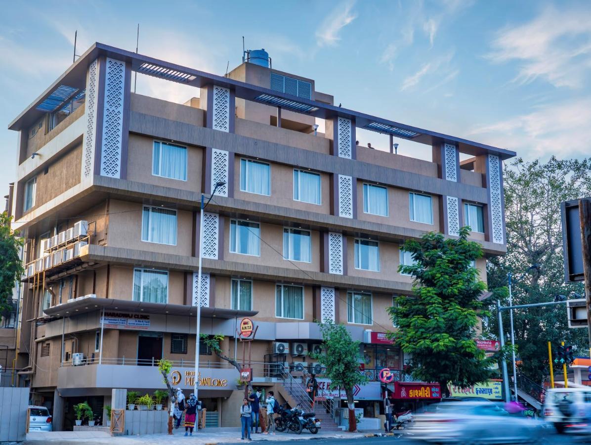 Hotel Pleasant Lake Ahmadabad Zewnętrze zdjęcie