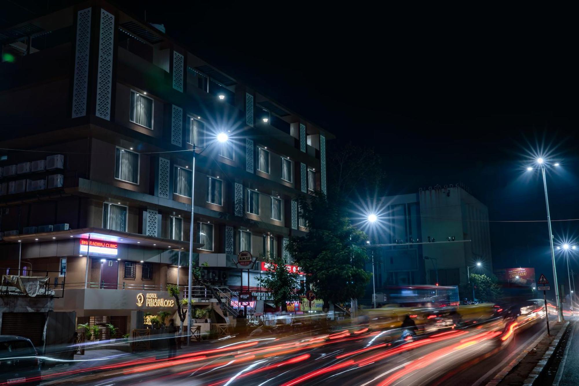 Hotel Pleasant Lake Ahmadabad Zewnętrze zdjęcie