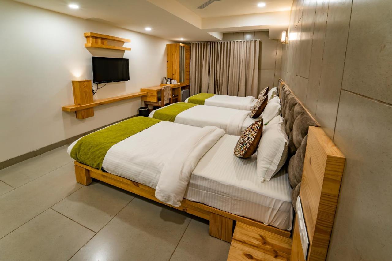 Hotel Pleasant Lake Ahmadabad Zewnętrze zdjęcie