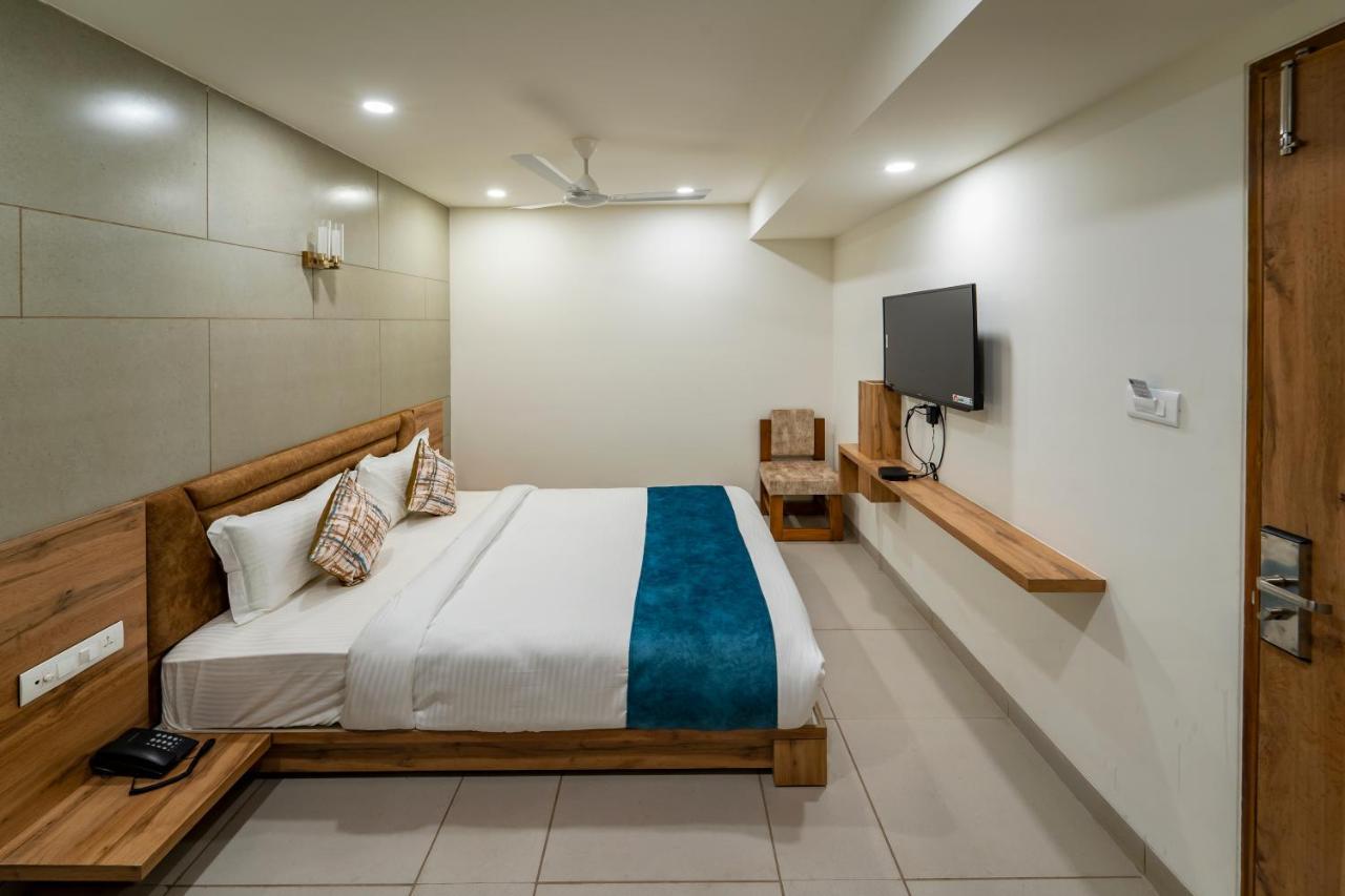 Hotel Pleasant Lake Ahmadabad Zewnętrze zdjęcie