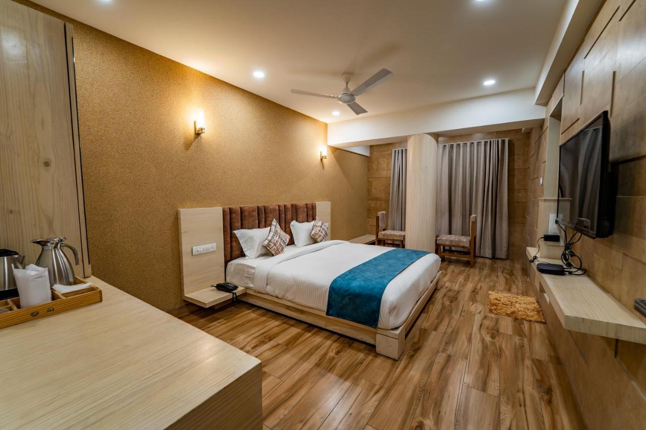 Hotel Pleasant Lake Ahmadabad Zewnętrze zdjęcie