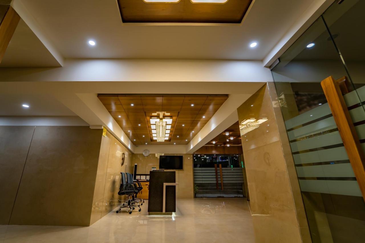 Hotel Pleasant Lake Ahmadabad Zewnętrze zdjęcie