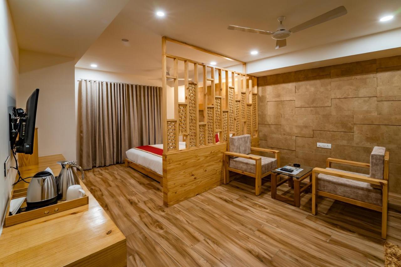 Hotel Pleasant Lake Ahmadabad Zewnętrze zdjęcie