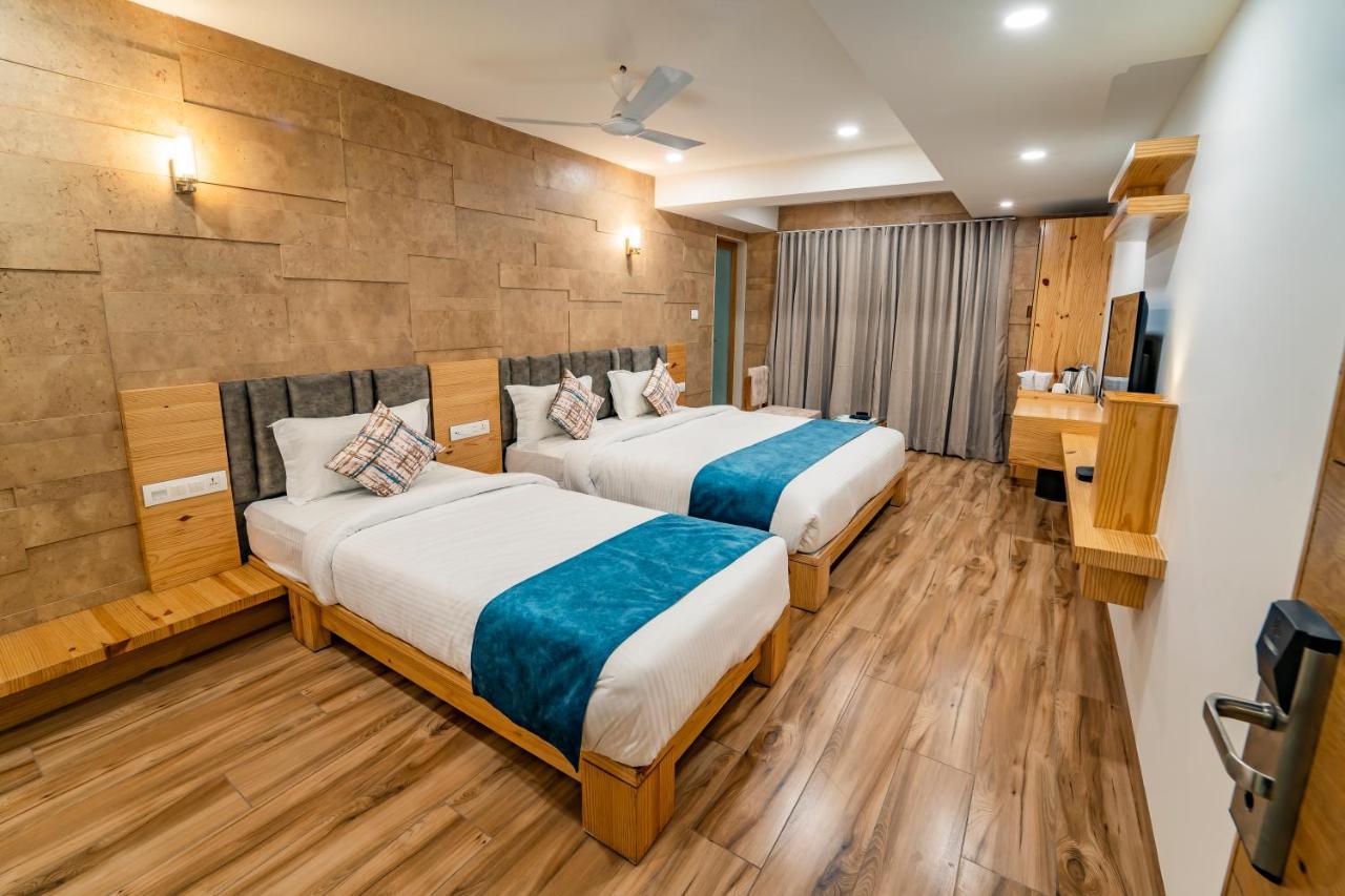 Hotel Pleasant Lake Ahmadabad Zewnętrze zdjęcie