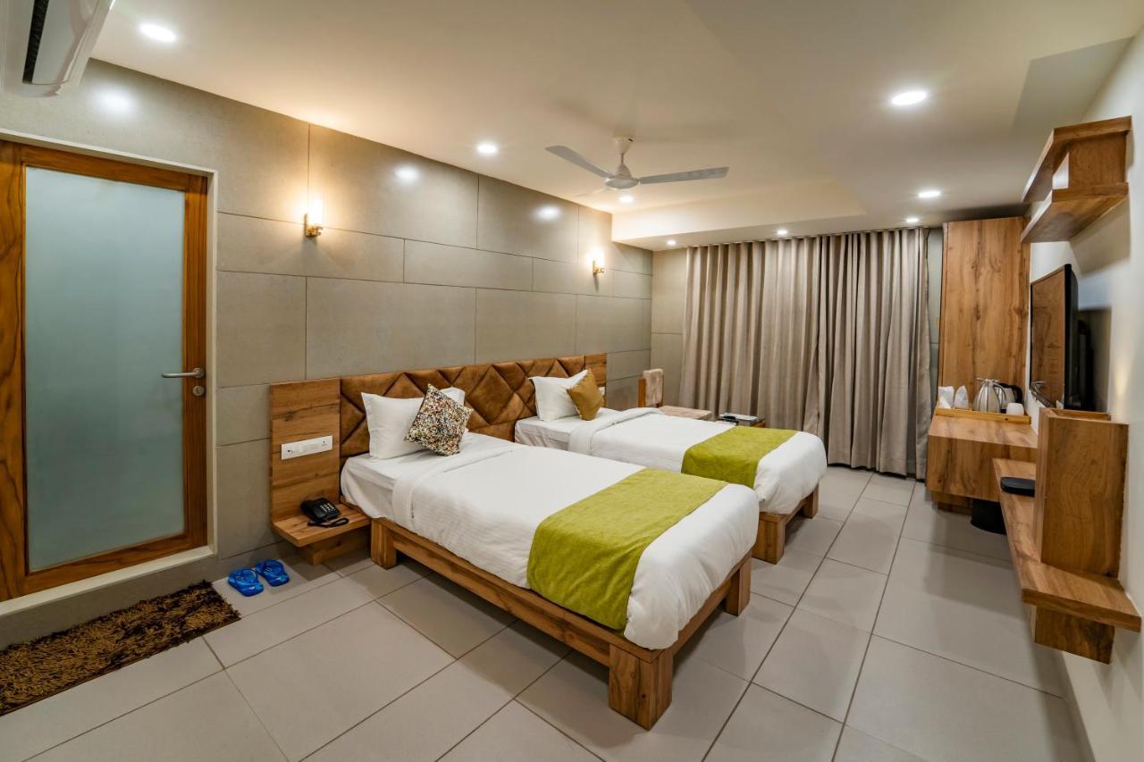 Hotel Pleasant Lake Ahmadabad Zewnętrze zdjęcie