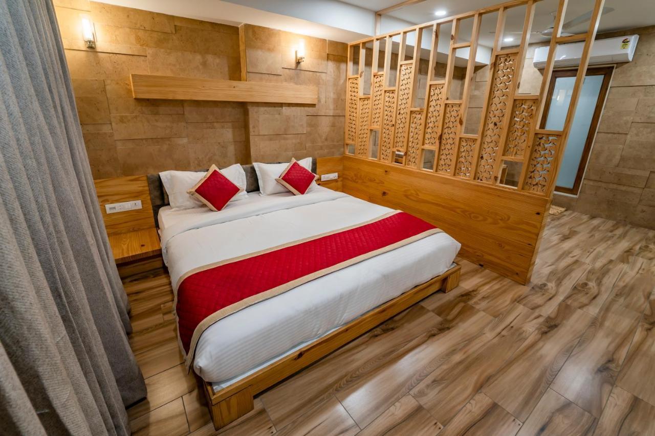 Hotel Pleasant Lake Ahmadabad Zewnętrze zdjęcie