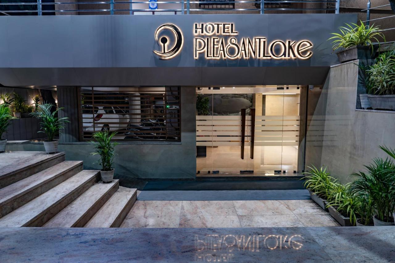 Hotel Pleasant Lake Ahmadabad Zewnętrze zdjęcie