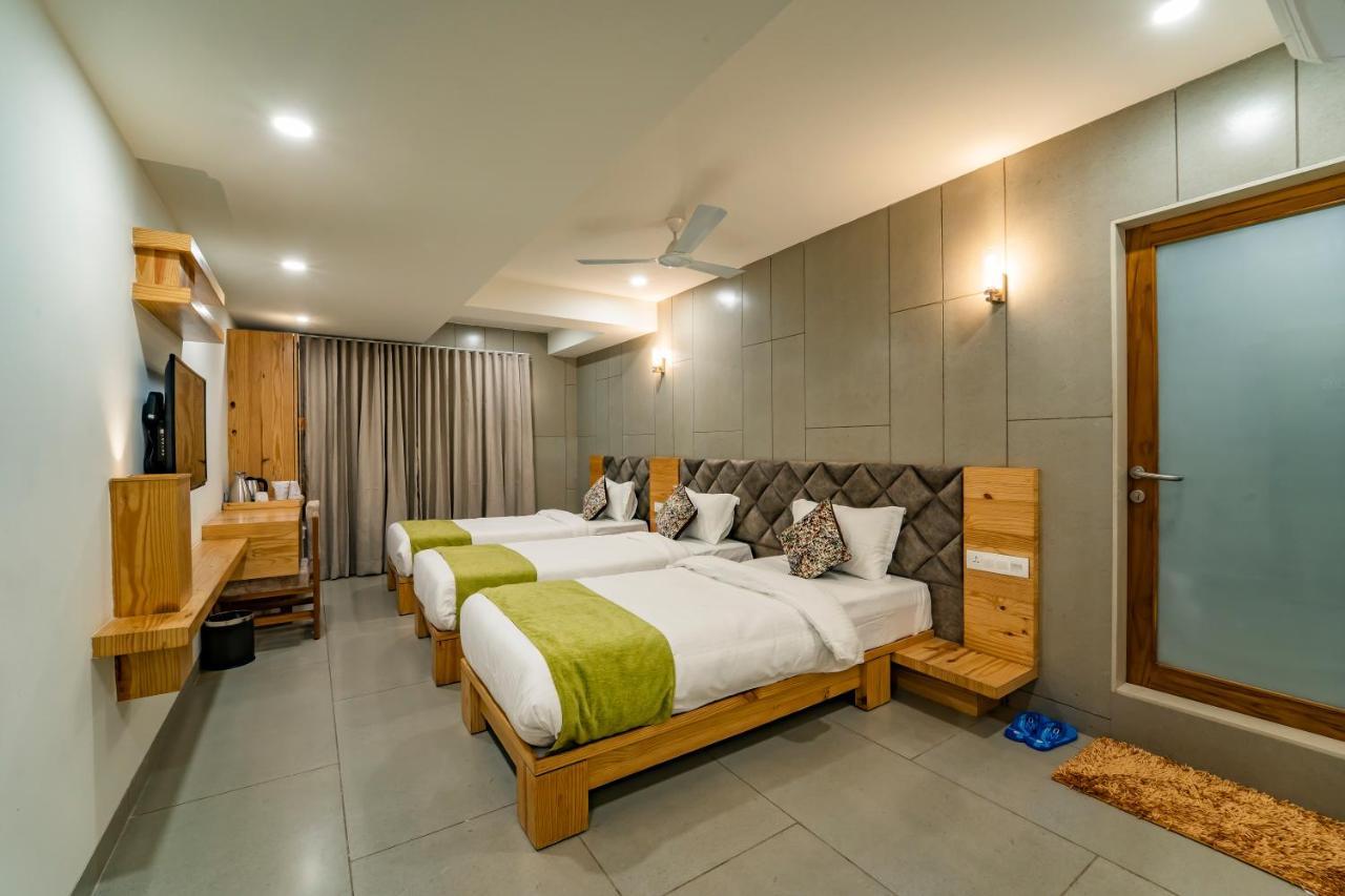 Hotel Pleasant Lake Ahmadabad Zewnętrze zdjęcie