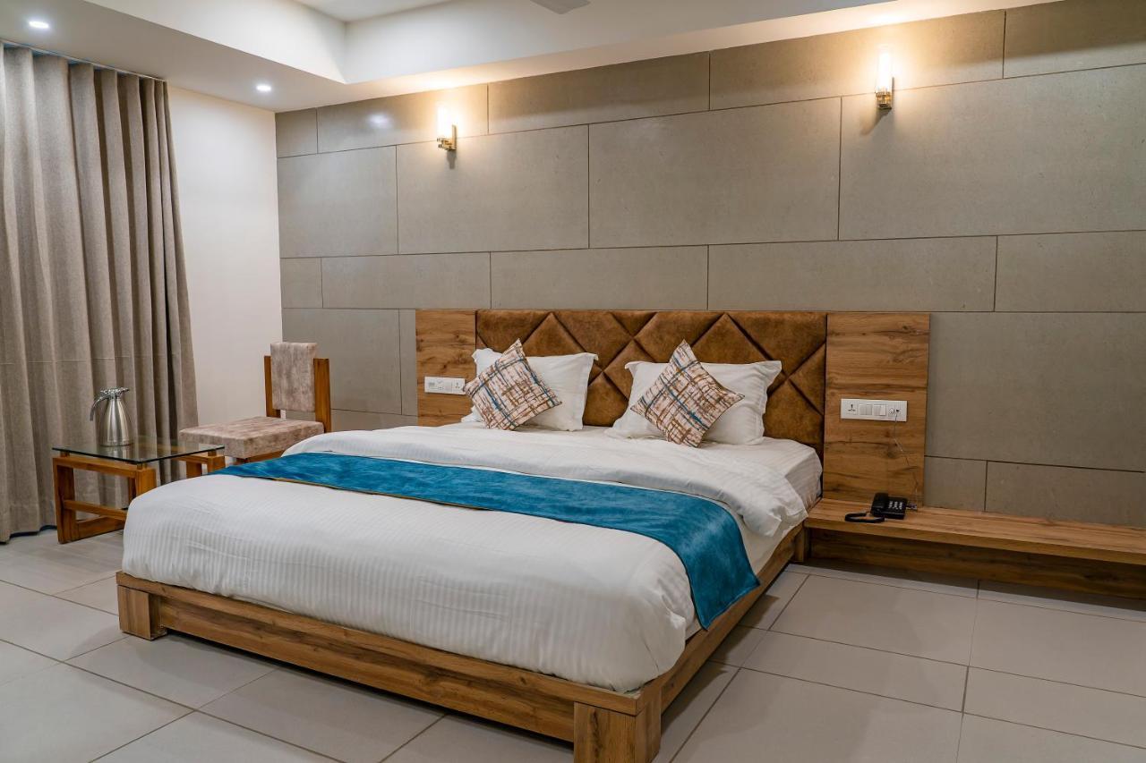 Hotel Pleasant Lake Ahmadabad Zewnętrze zdjęcie
