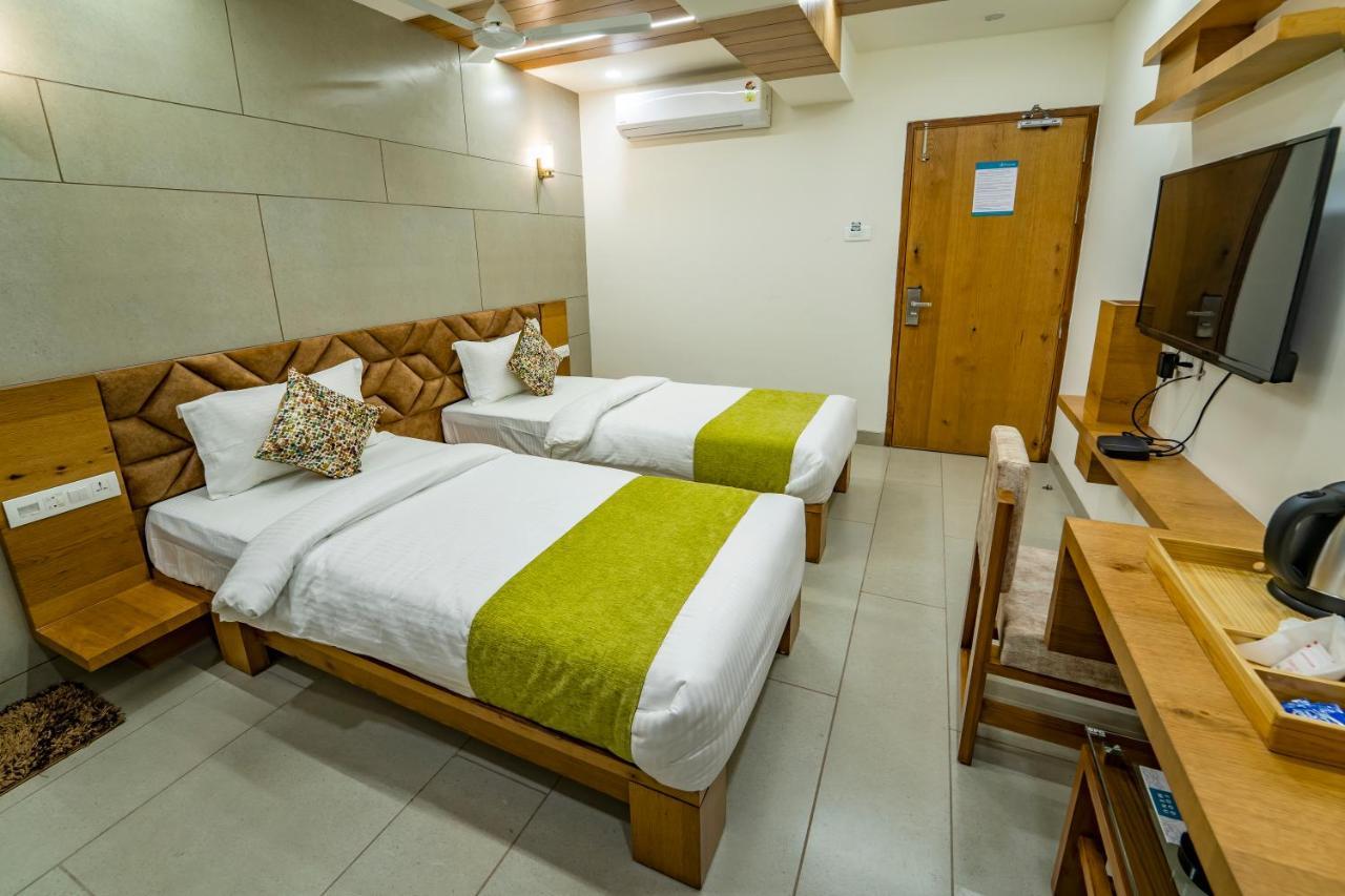 Hotel Pleasant Lake Ahmadabad Zewnętrze zdjęcie