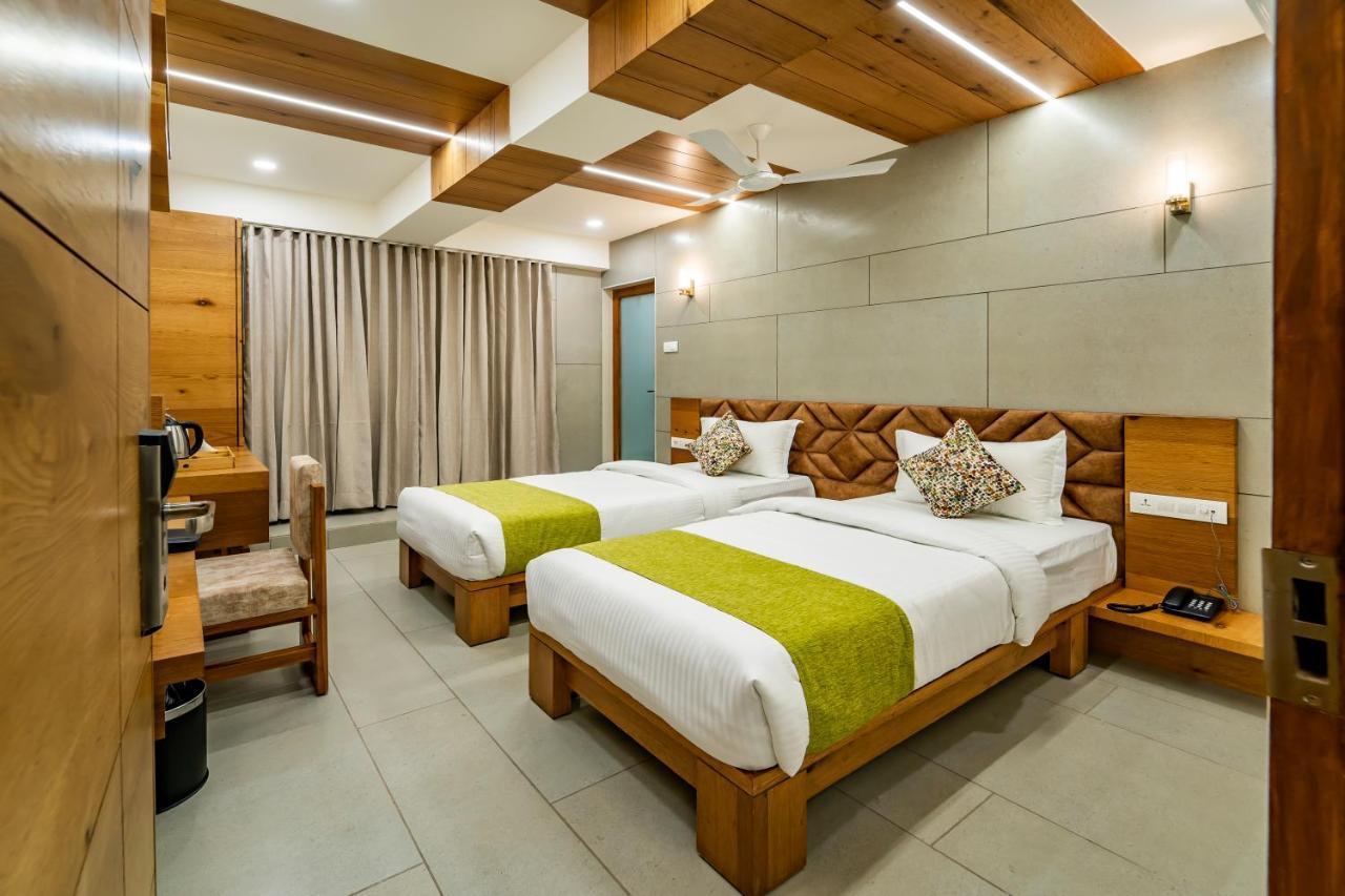 Hotel Pleasant Lake Ahmadabad Zewnętrze zdjęcie