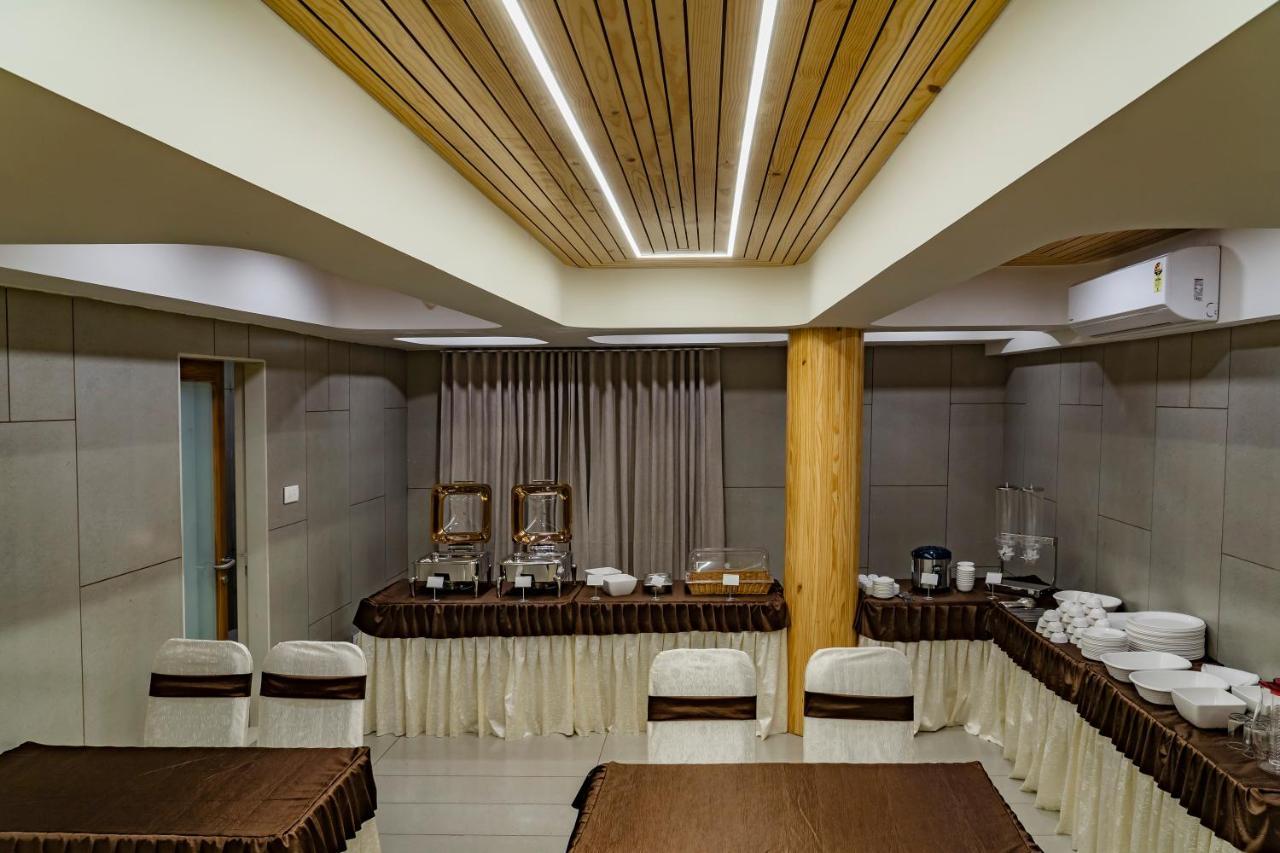 Hotel Pleasant Lake Ahmadabad Zewnętrze zdjęcie